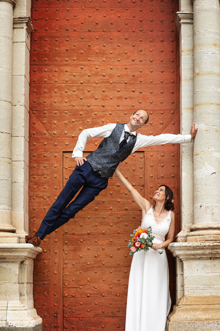 Photo de couple acrobate devant porte d'Eglise de Lescar - Elodie Frigot Photographe