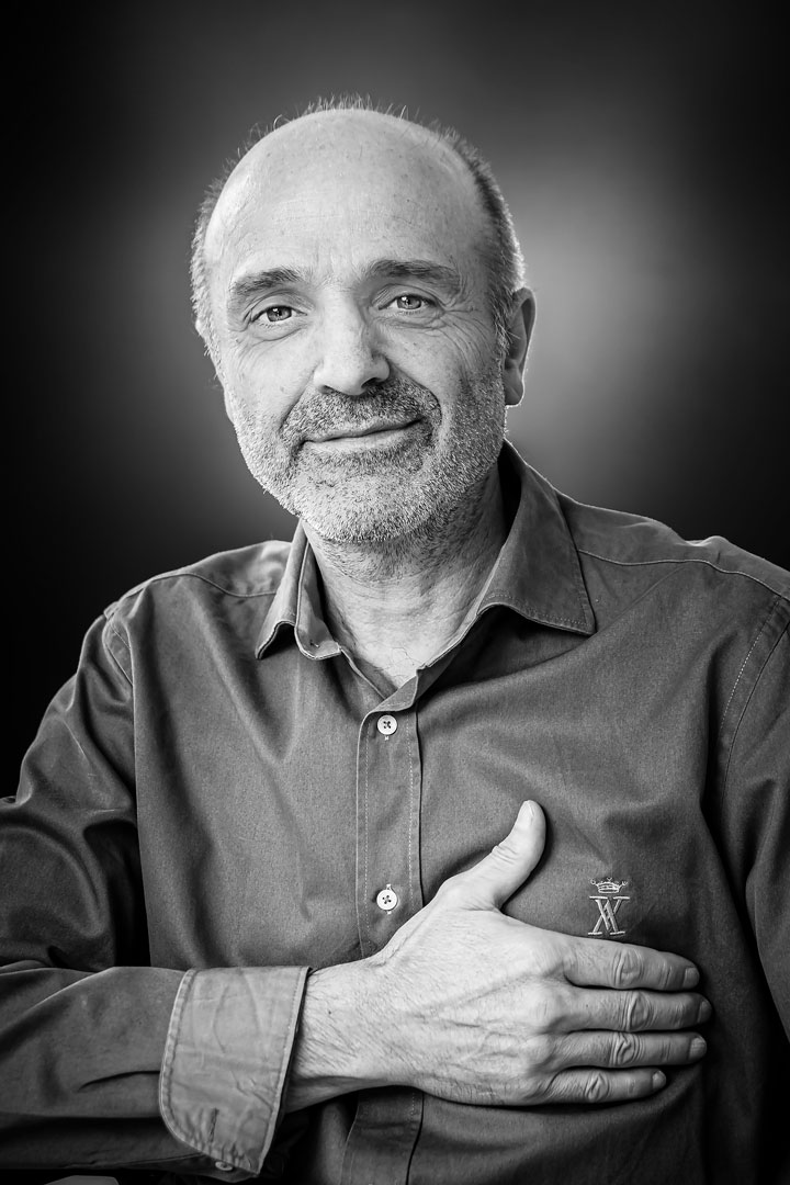 Photo portrait phototherapie homme ému la main sur le coeur 