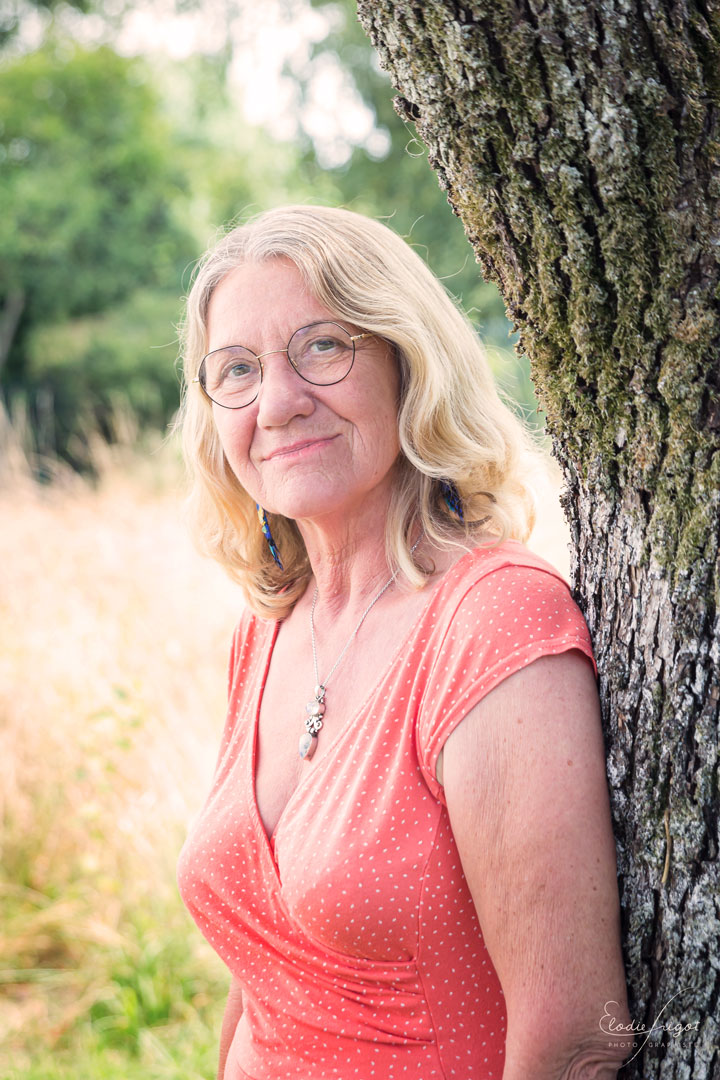 Photothérapie femme senior appuyée contre un arbre au studio Elodie Frigot Photographe