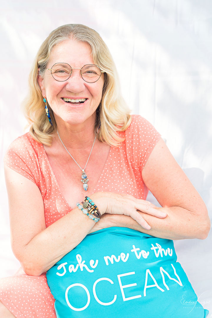 Photothérapie  femme senior avec un coussin symbolisant le voyage intérieur Elodie Frigot Photographe