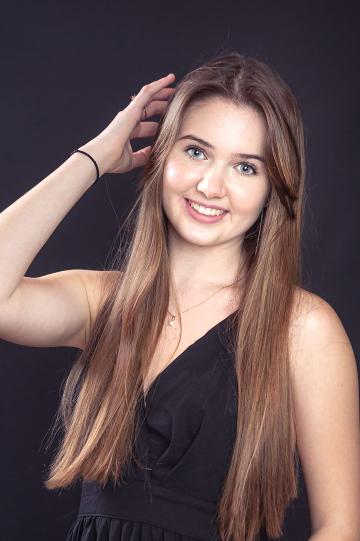 Photothérapie jeune femme mains dans les cheveux au studio Elodie Frigot Photographe