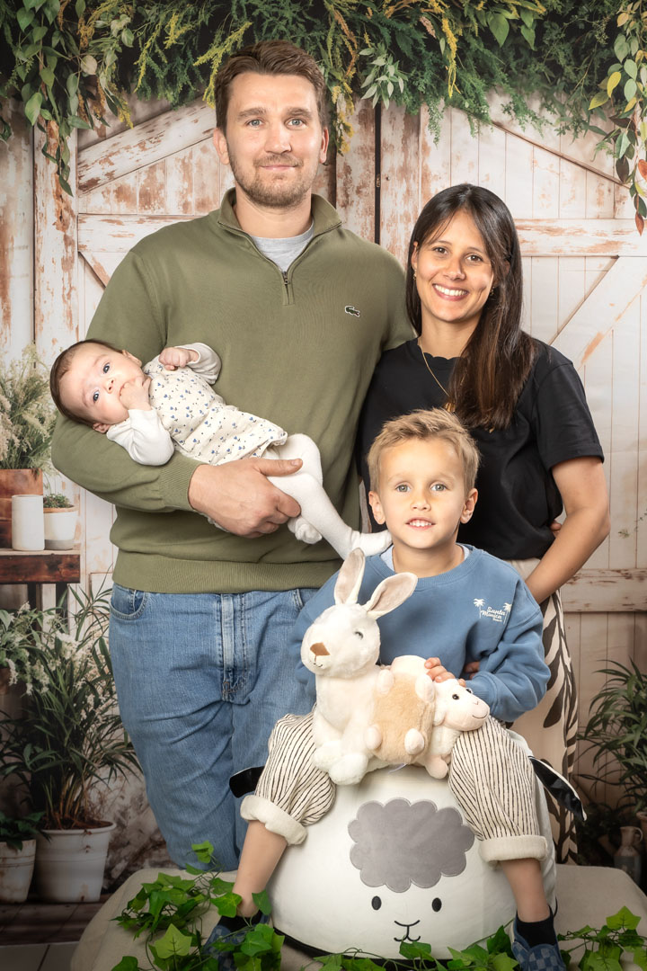 Photo décor de Noël traditionnel avec enfant qui poste la lettre au Père Noel dans la boite aux lettres au studio Elodie Frigot Photographe