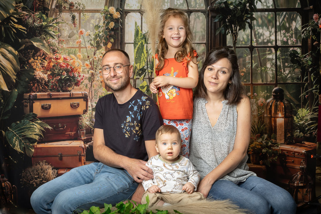 Shooting Photo Express Famille parents enfants fond serre tropicale au Studio Elodie Frigot Photographe