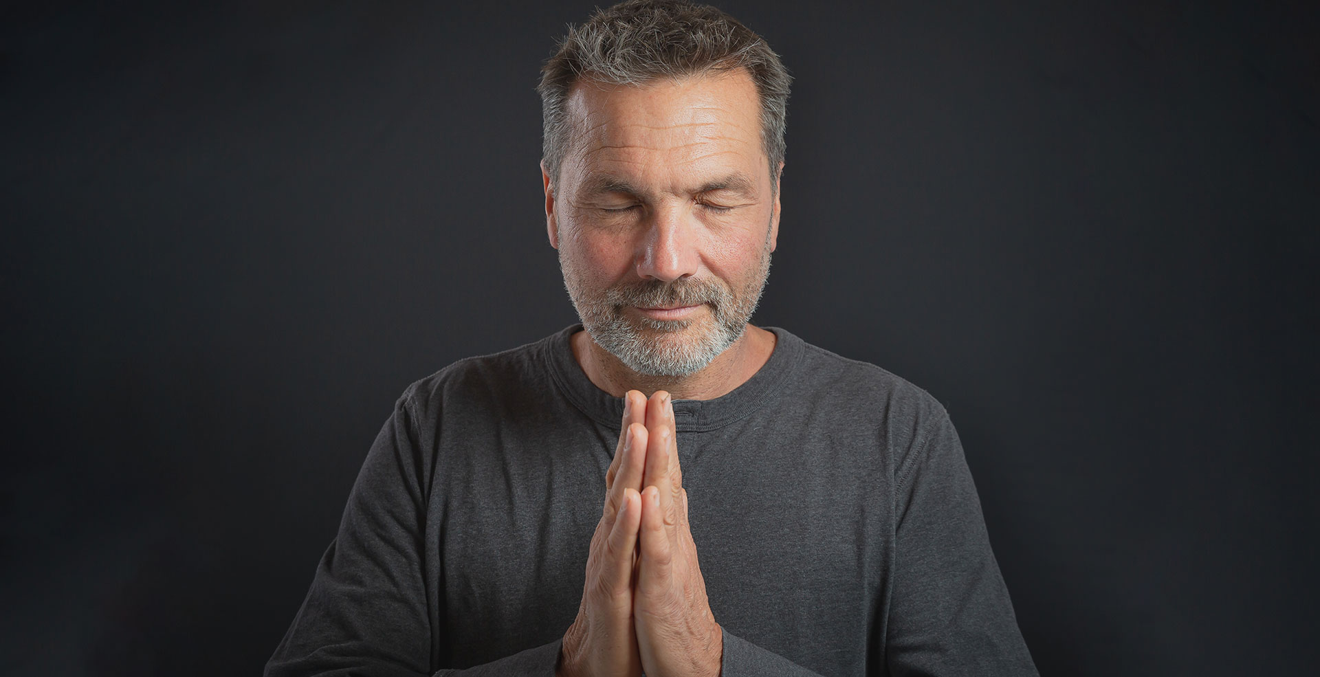 Photothérapie enfant intérieur mains jointes yeux clos