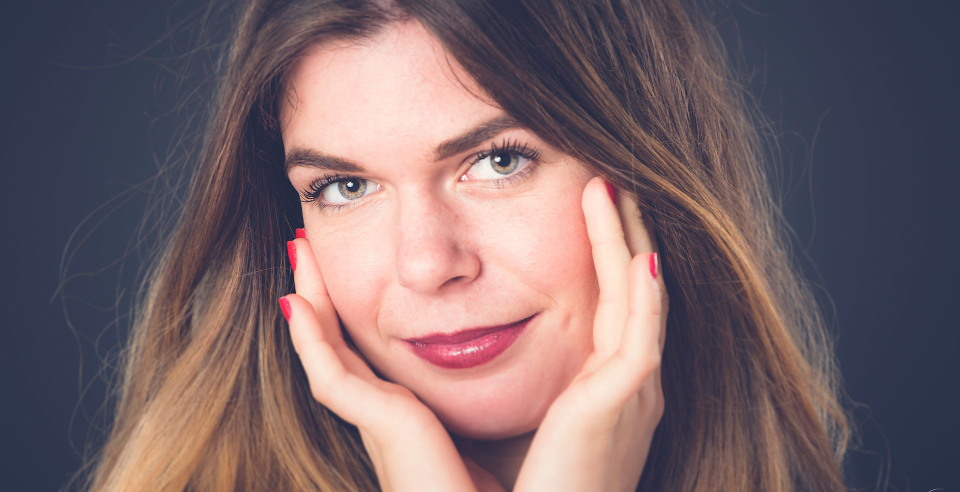 Portrait Estime de Soi jeune fille mains autour du visage