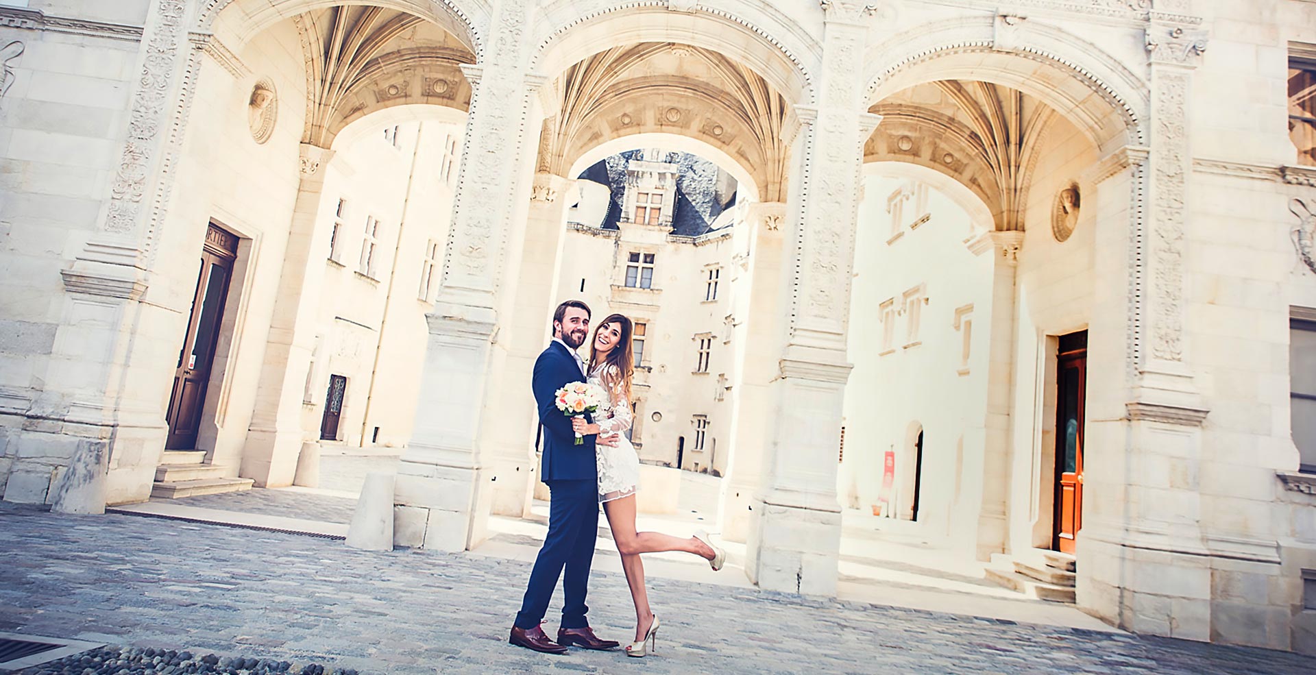 photo de couple devant Château de Pau