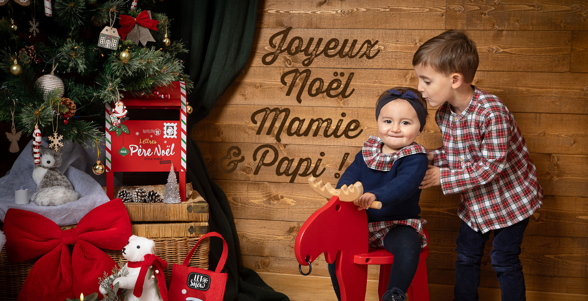 photo d'une mini-séance thème Noël traditionnel avec enfants frère et soeur