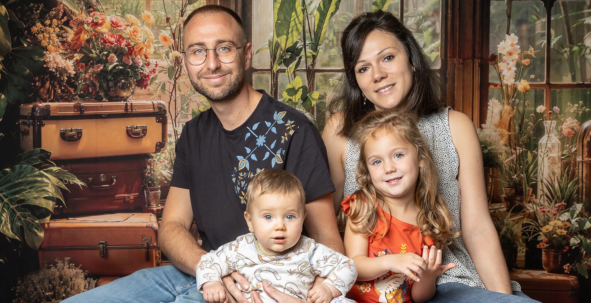 Shooting photo express en famille avec enfants frère et soeur sur fond de serre tropicale