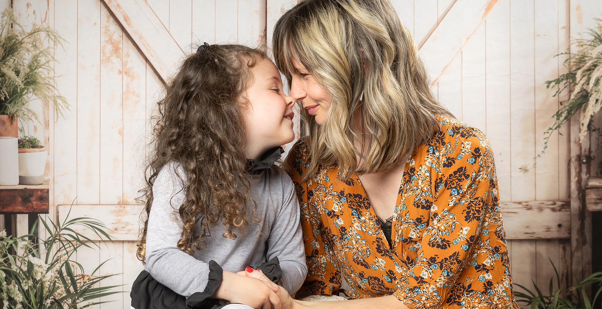 Shooting photo express entre maman et fille bisou nez contre nez