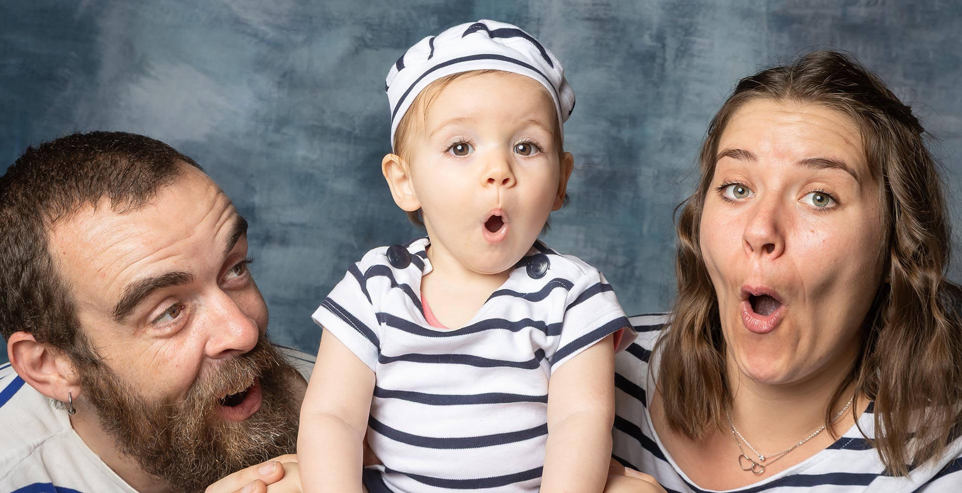 Shooting photo express en famille avec bébé qui fait oh !